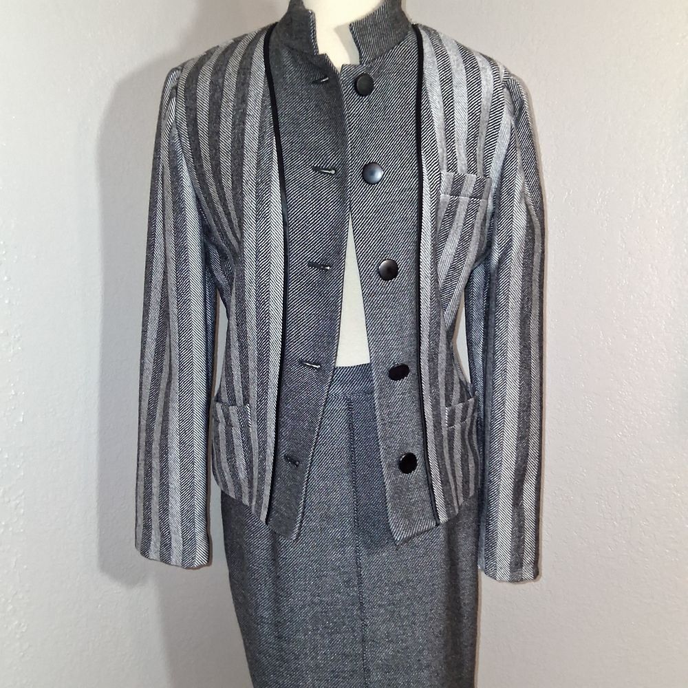 Louis Feraud Gray 2 Piece Jacket & Midi Skirt Set Size 8 - Picture 5 of 16